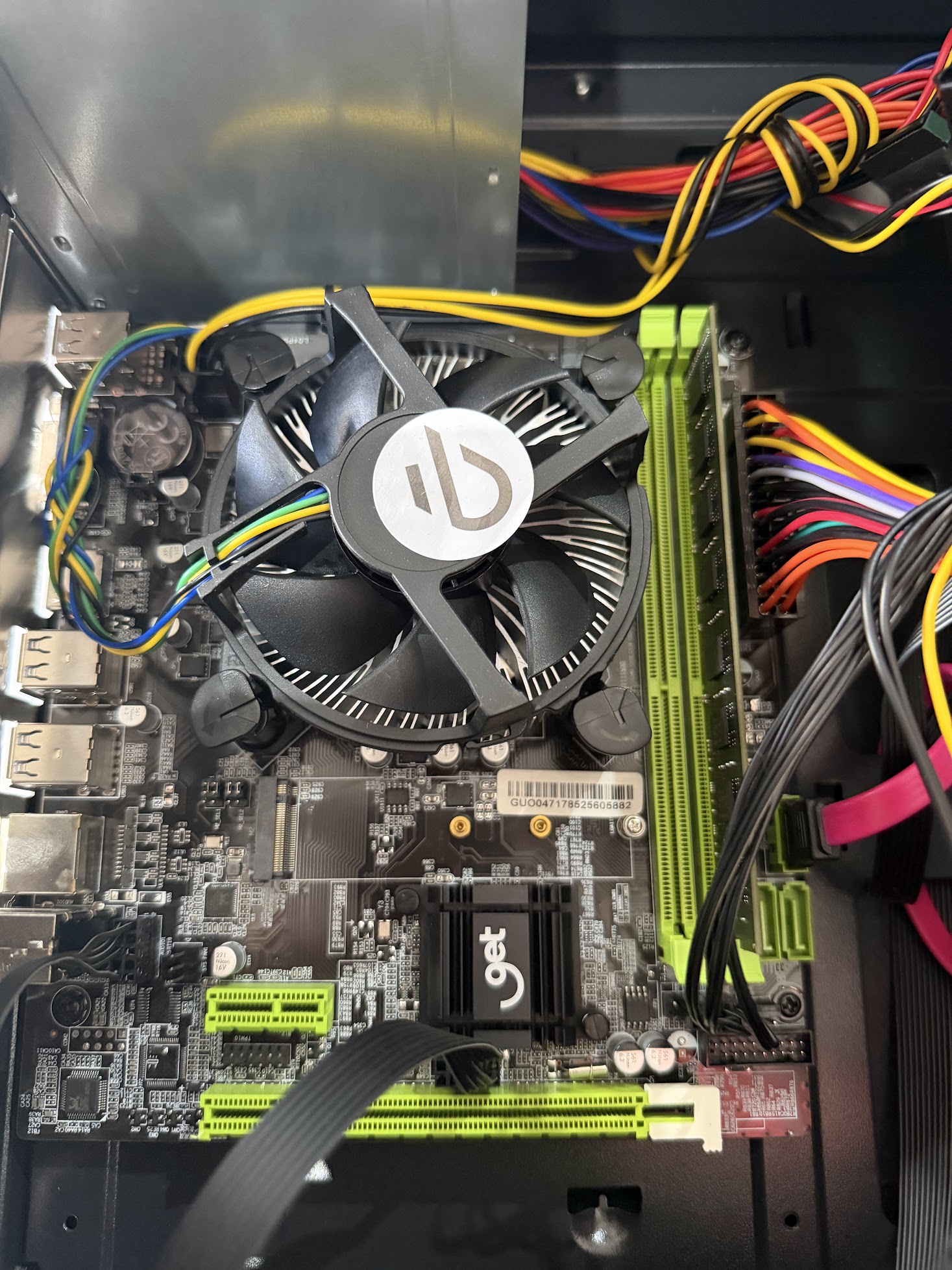 Interior de computador com placa-mãe instalada
